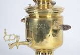 Samovar russo de metal dourado, corpo cilíndric... - Samovar russo de metal dourado, corpo cilíndrico com base quadrada. Pegas guarnecidas em madeira torneada com puxadores também em madeira. Apres...