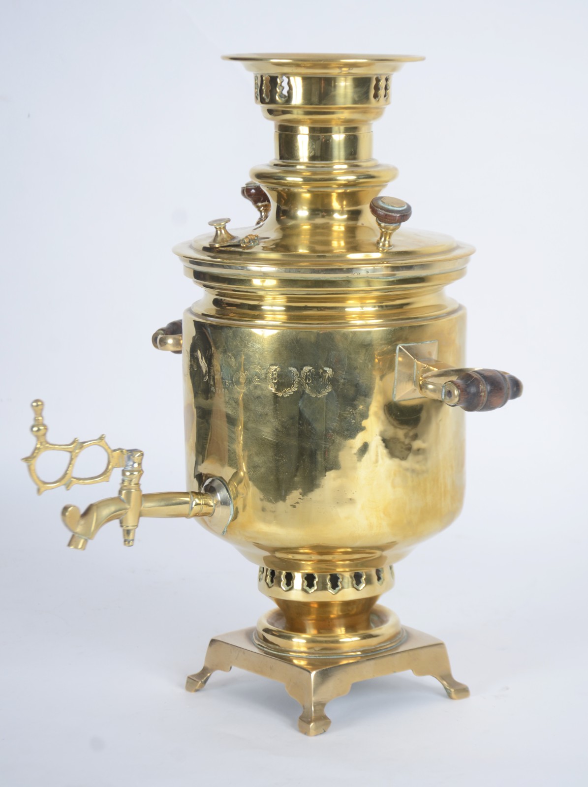 Samovar russo de metal dourado, corpo cilíndrico com base quadrada... - foto 1 de 10