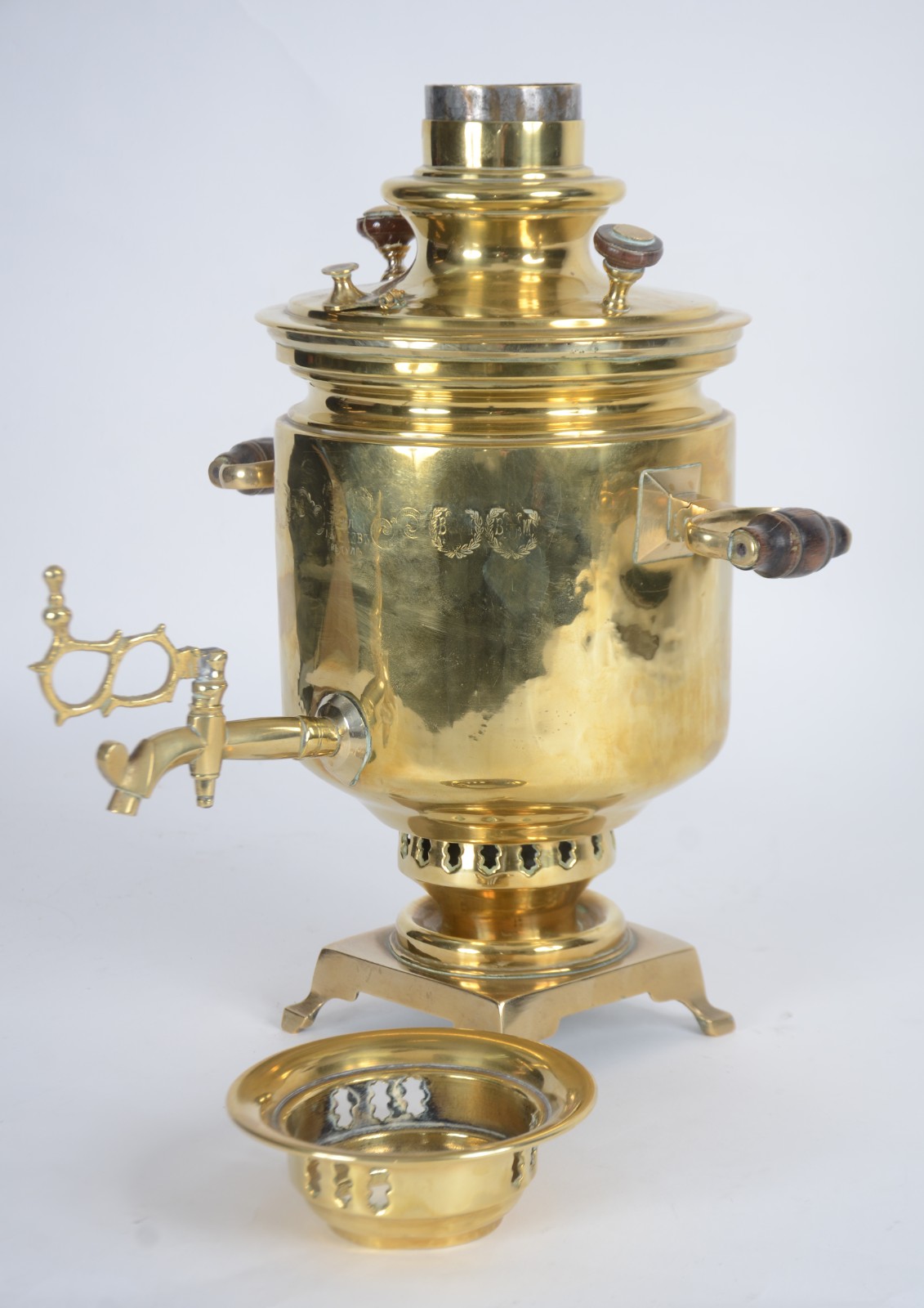 Samovar russo de metal dourado, corpo cilíndrico com base quadrada... - foto 2 de 10