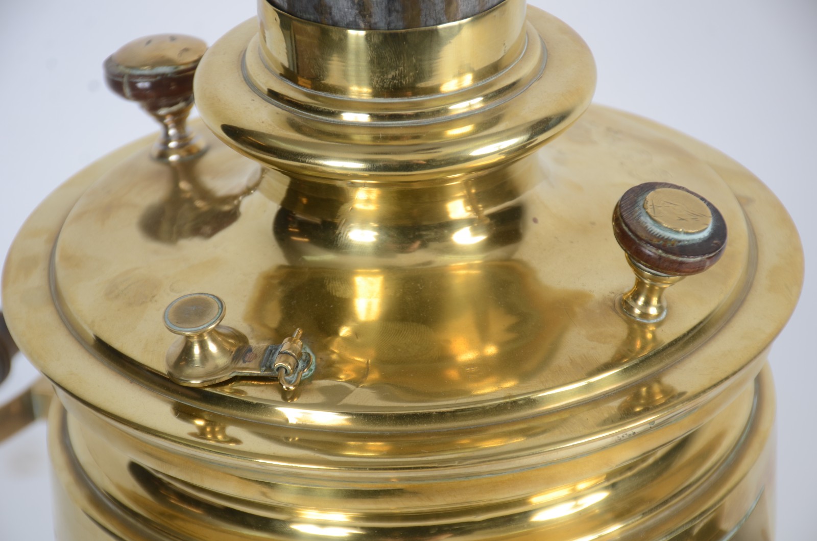 Samovar russo de metal dourado, corpo cilíndrico com base quadrada... - foto 9 de 10