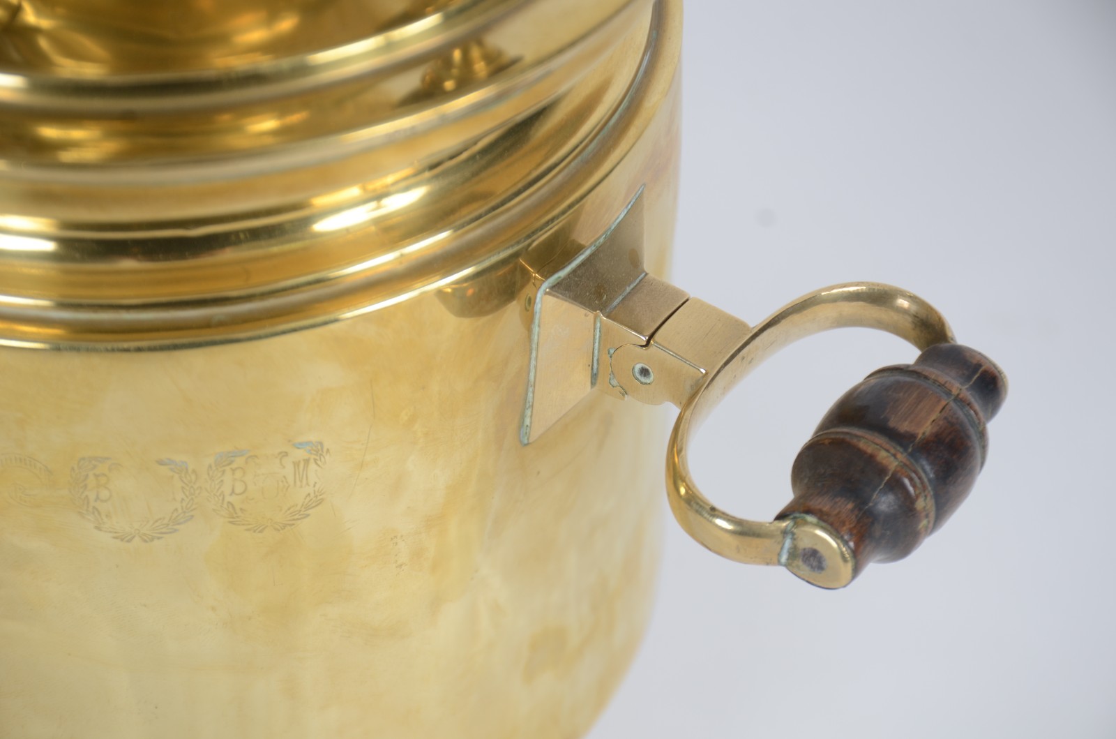 Samovar russo de metal dourado, corpo cilíndrico com base quadrada... - foto 10 de 10
