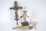 Três antigas imagens de madeira policromada, se... - Três antigas imagens de madeira policromada, sendo: Menino Deus, crucifixo com figura de Cristo, e fragmento de figura de Cristo. Acompanha cora...