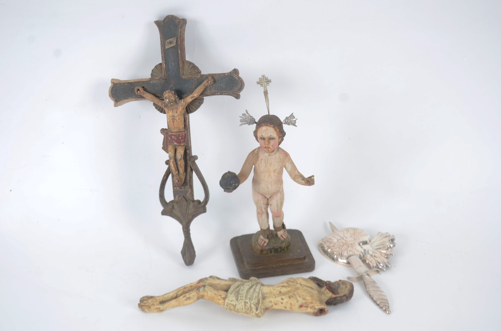 Três antigas imagens de madeira policromada, sendo: Menino Deus... - foto 1 de 11
