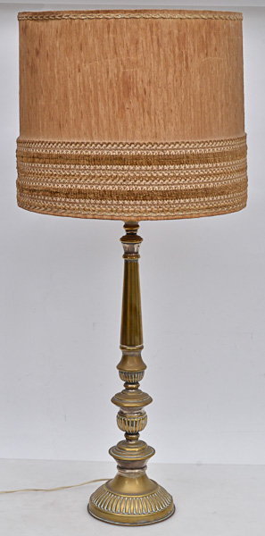 Abatjour de metal dourado com cúpula na cor bege. alt.total 90 cm.