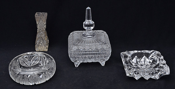 Quatro peças de cristal, sendo 2 cinzeiros, bomboniere (alt.18 cm) e...