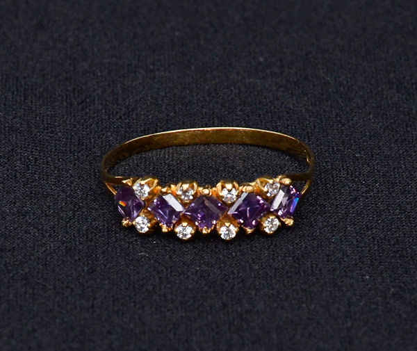 Anel de ouro 18 k com brilhantes e ametistas, peso 1,6 g.