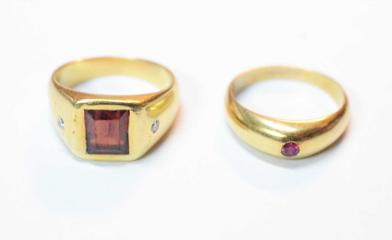 Dois anéis de ouro 18 k, sendo um com pedra vermelha e pequenos... - foto 2 de 7