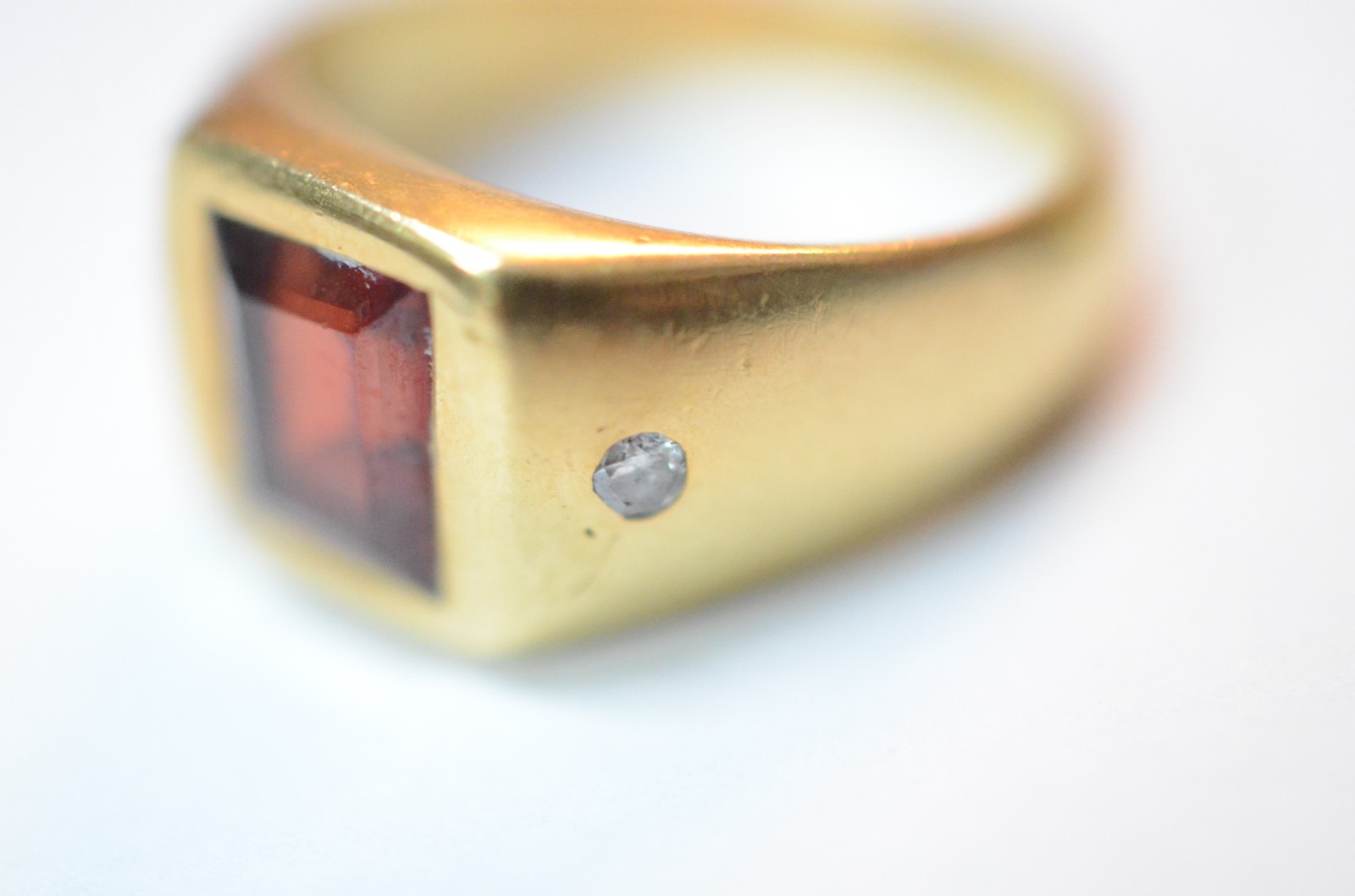 Dois anéis de ouro 18 k, sendo um com pedra vermelha e pequenos... - foto 4 de 7