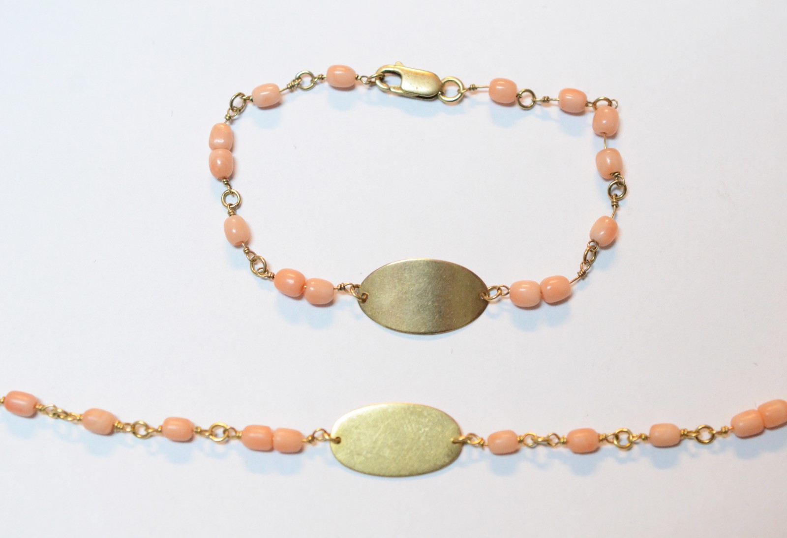 Conjunto de pulseira e colar de ouro com pedras cor de coral. (Por... - foto 1 de 6