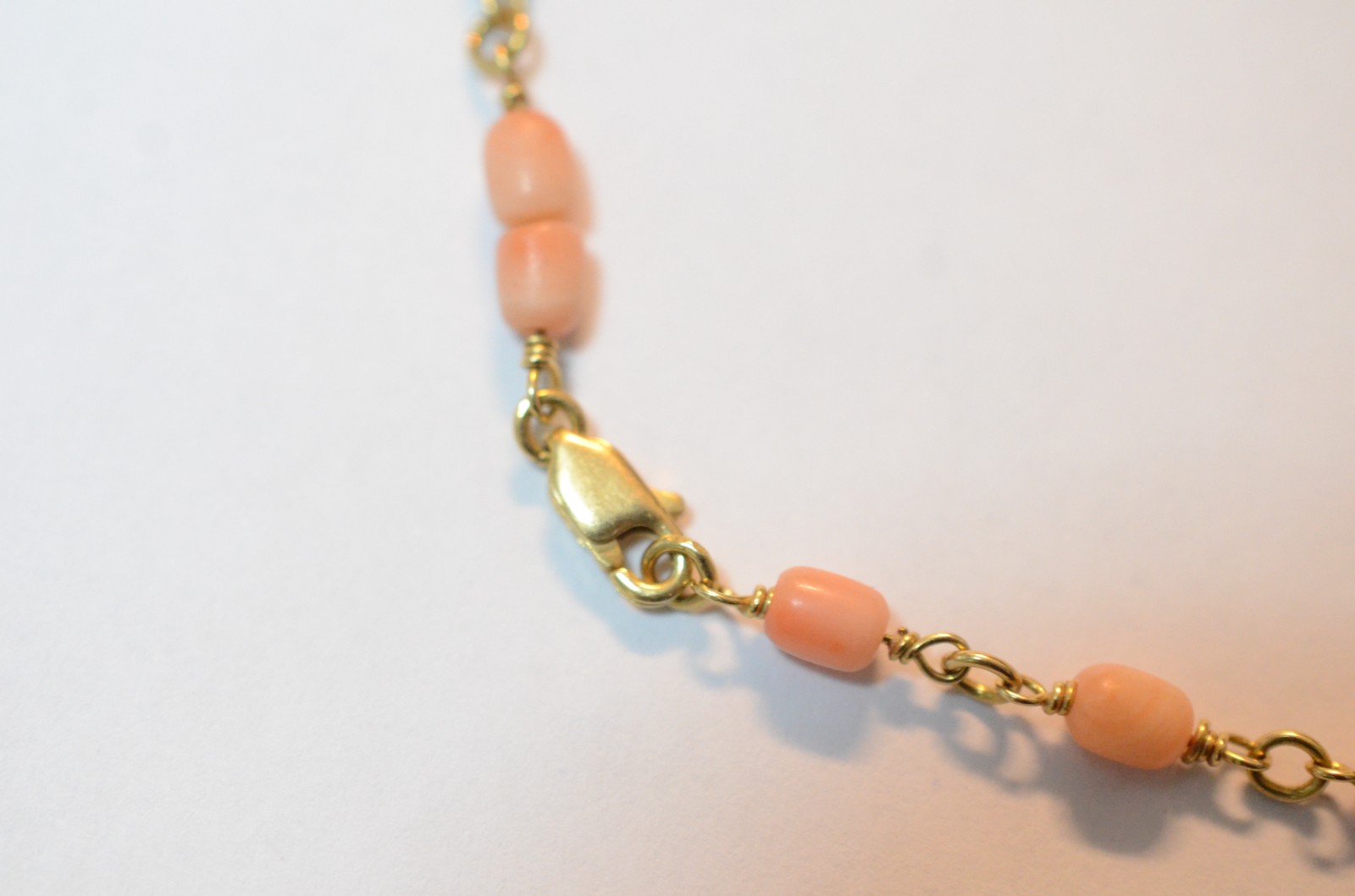 Conjunto de pulseira e colar de ouro com pedras cor de coral. (Por... - foto 4 de 6