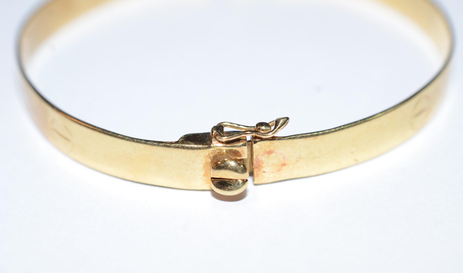 Pulseira algema de ouro 18 k. (Por motivos de segurança a peça não se... - foto 3 de 6