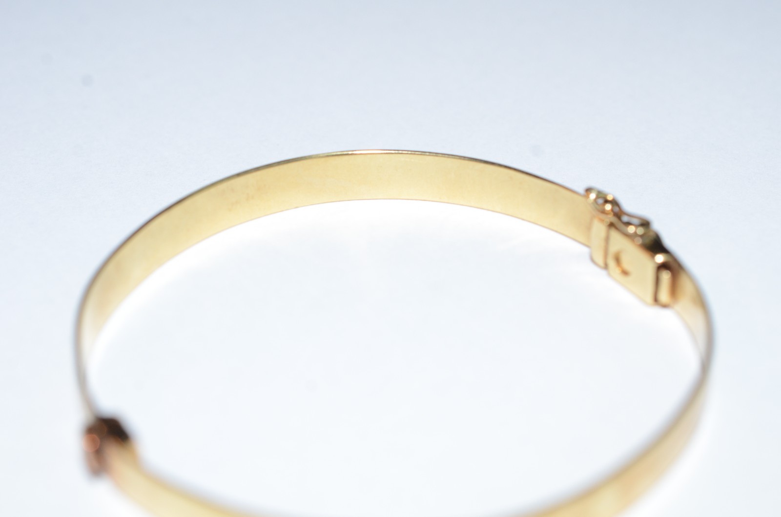 Pulseira algema de ouro 18 k. (Por motivos de segurança a peça não se... - foto 4 de 6