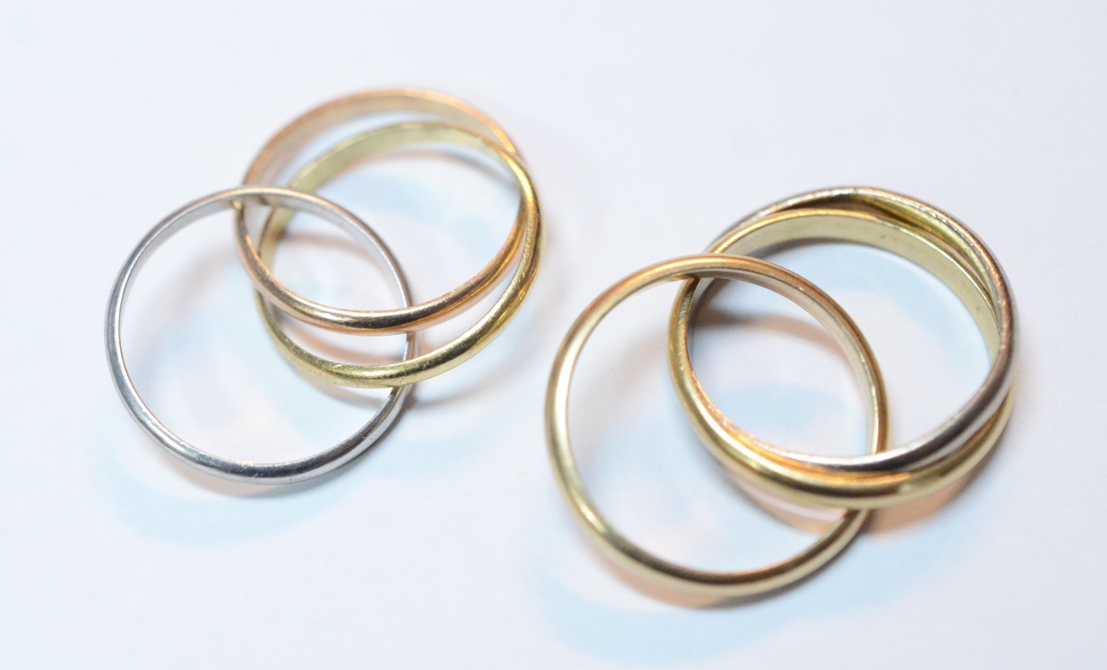 Dois anéis de ouro 18 k, ao gosto Cartier, aro 14. (Por motivos de... - foto 1 de 3
