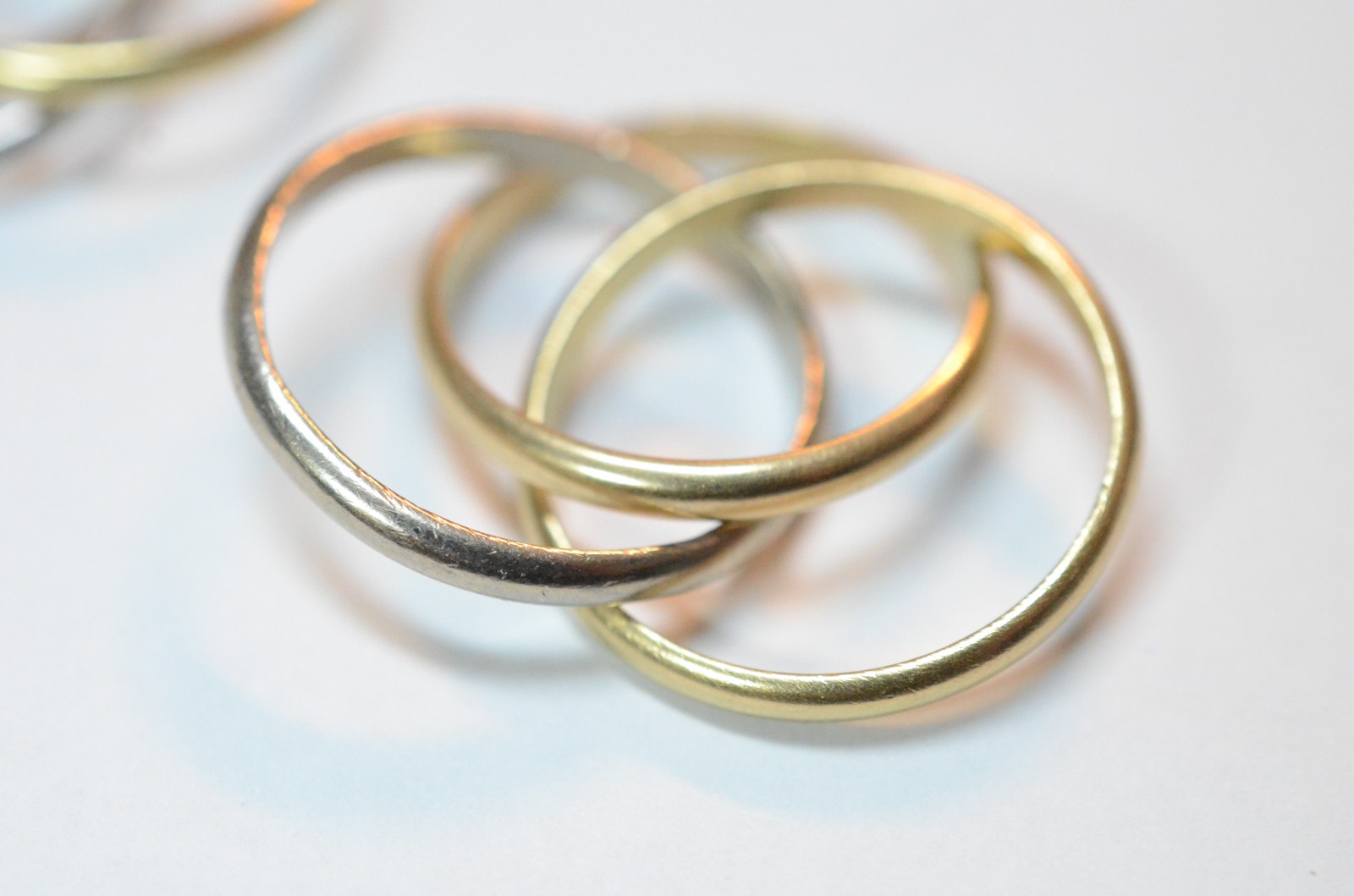 Dois anéis de ouro 18 k, ao gosto Cartier, aro 14. (Por motivos de... - foto 2 de 3
