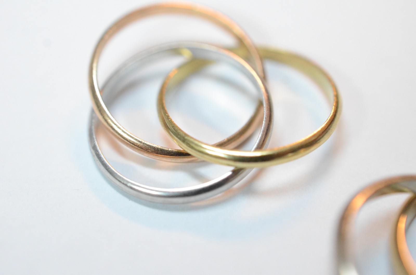 Dois anéis de ouro 18 k, ao gosto Cartier, aro 14. (Por motivos de... - foto 3 de 3