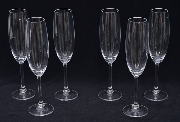 Seis flutes de cristal para champagne.
