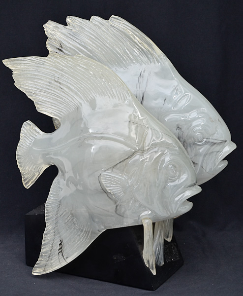 Luminária de resina na forma de peixes, alt. 41 cm.