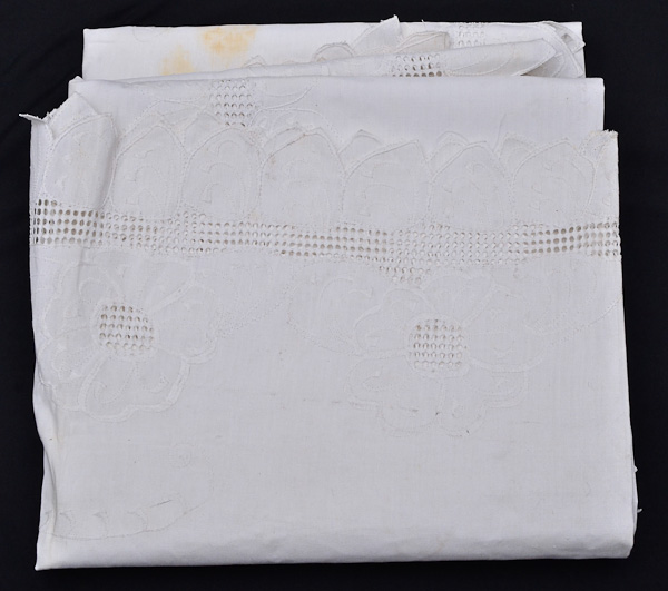 Toalha de mesa de linho branco com bordados med. 3,30 x 1,68 m.