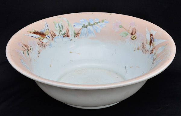 Bacia de opalina branca, diam. 40 alt. 13 cm.