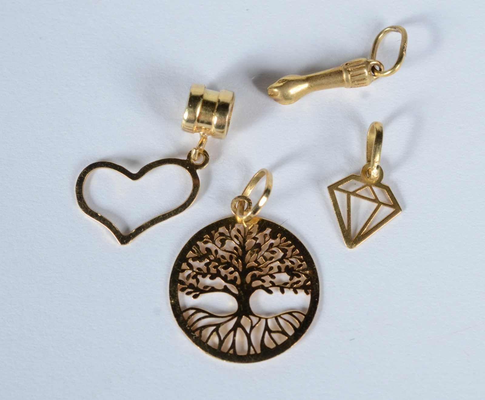 Quatro pendentes de ouro, contraste 750 sendo: figa, coração com... - foto 1 de 5