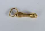 Quatro pendentes de ouro, contraste 750 sendo: ... - Quatro pendentes de ouro, contraste 750 sendo: figa, coração com vazados, árvore da fortuna e diamante.  (Por motivos de segurança a peça não se...