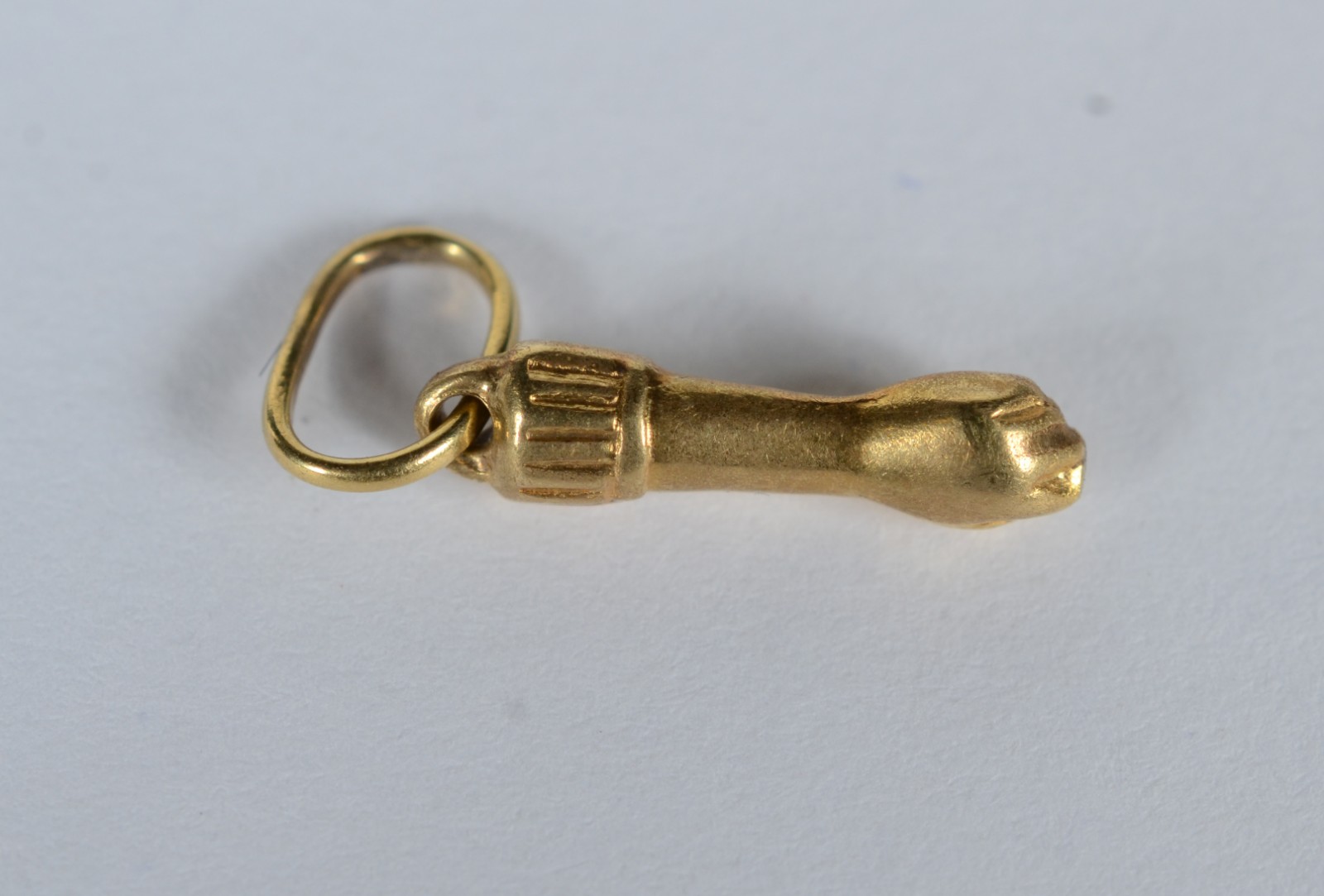 Quatro pendentes de ouro, contraste 750 sendo: figa, coração com... - foto 2 de 5