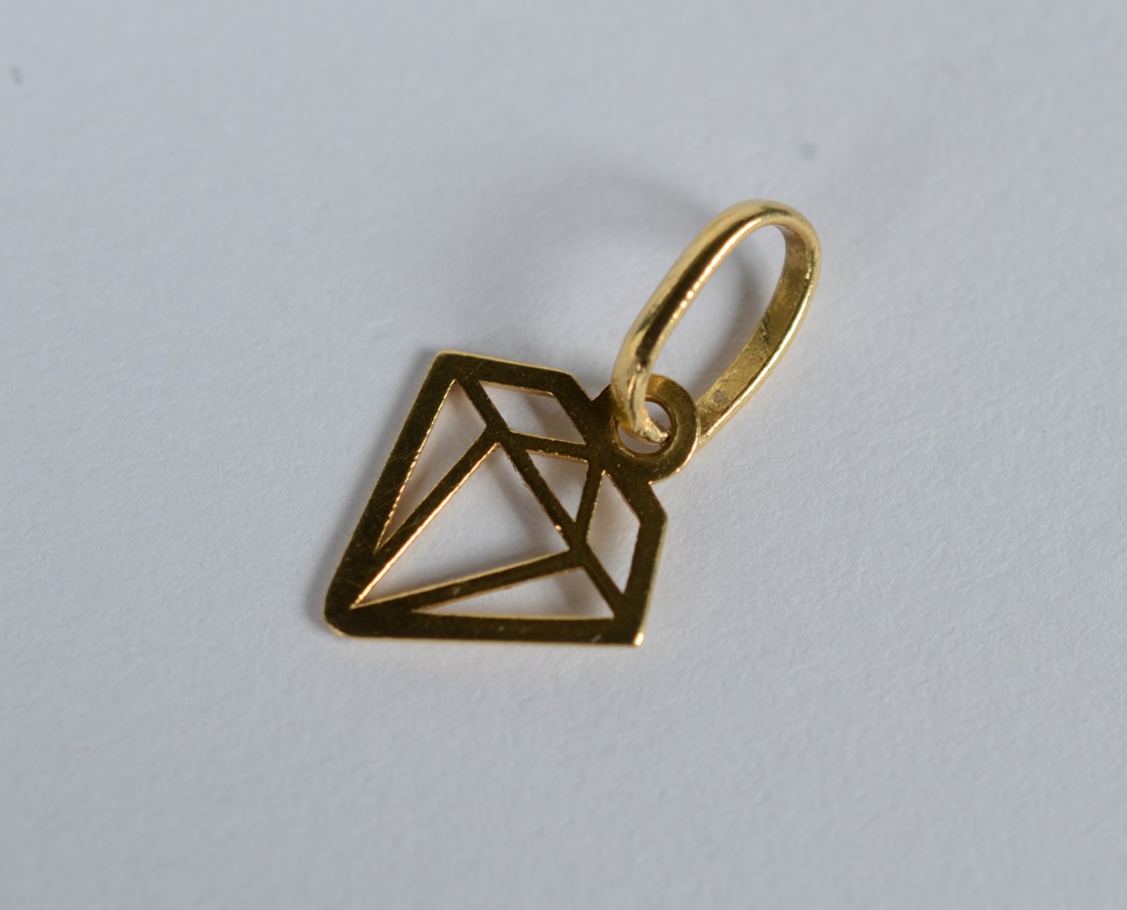 Quatro pendentes de ouro, contraste 750 sendo: figa, coração com... - foto 4 de 5