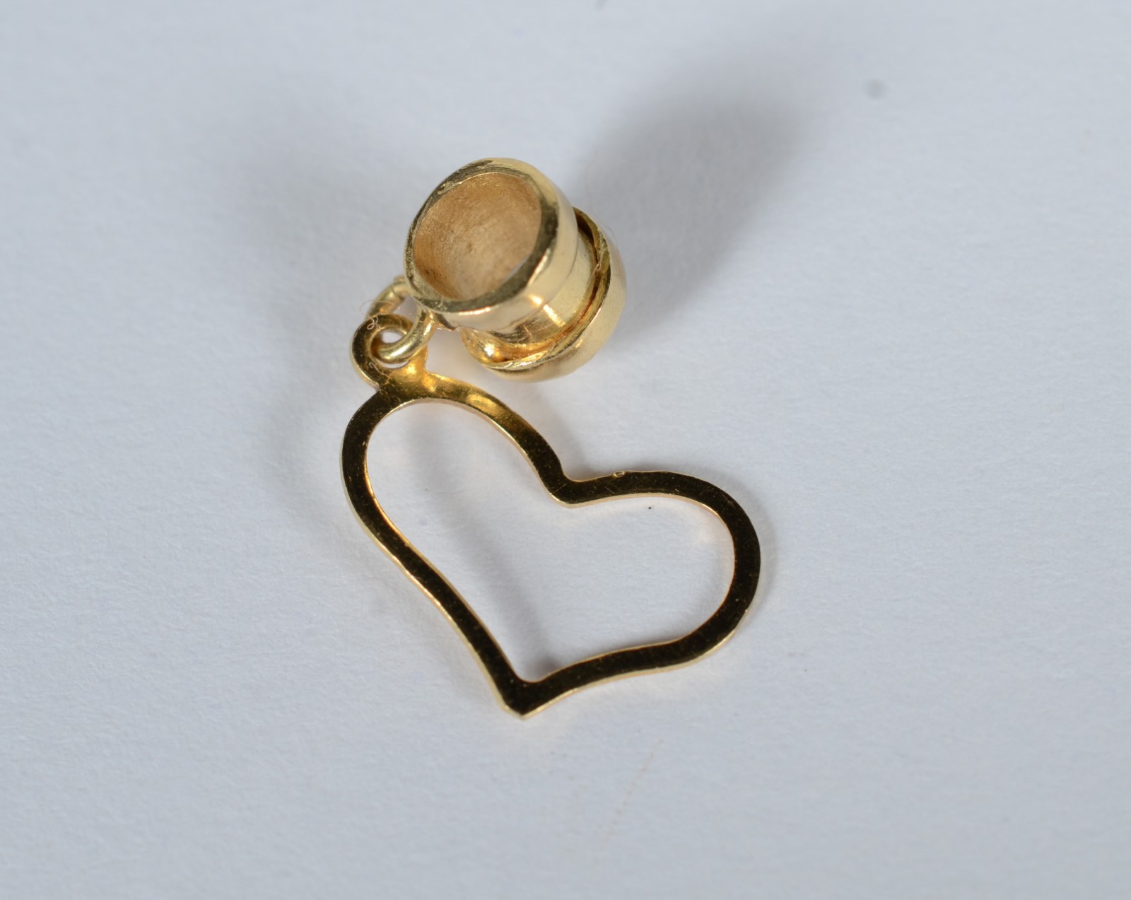 Quatro pendentes de ouro, contraste 750 sendo: figa, coração com... - foto 5 de 5