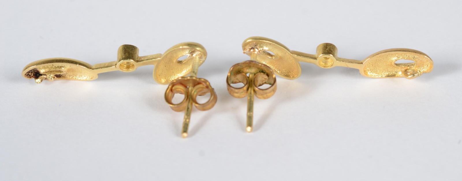 Par de brincos de ouro 18 k com vazados com 1 diamante no centro em... - foto 2 de 6