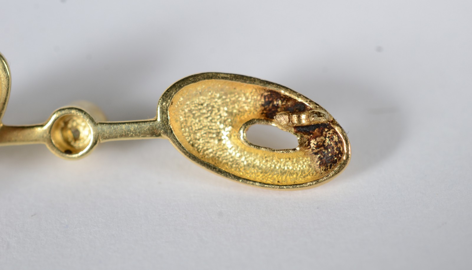 Par de brincos de ouro 18 k com vazados com 1 diamante no centro em... - foto 3 de 6