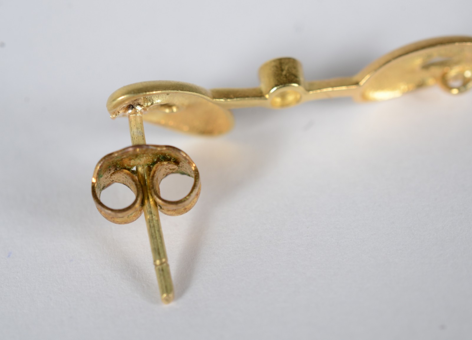 Par de brincos de ouro 18 k com vazados com 1 diamante no centro em... - foto 4 de 6