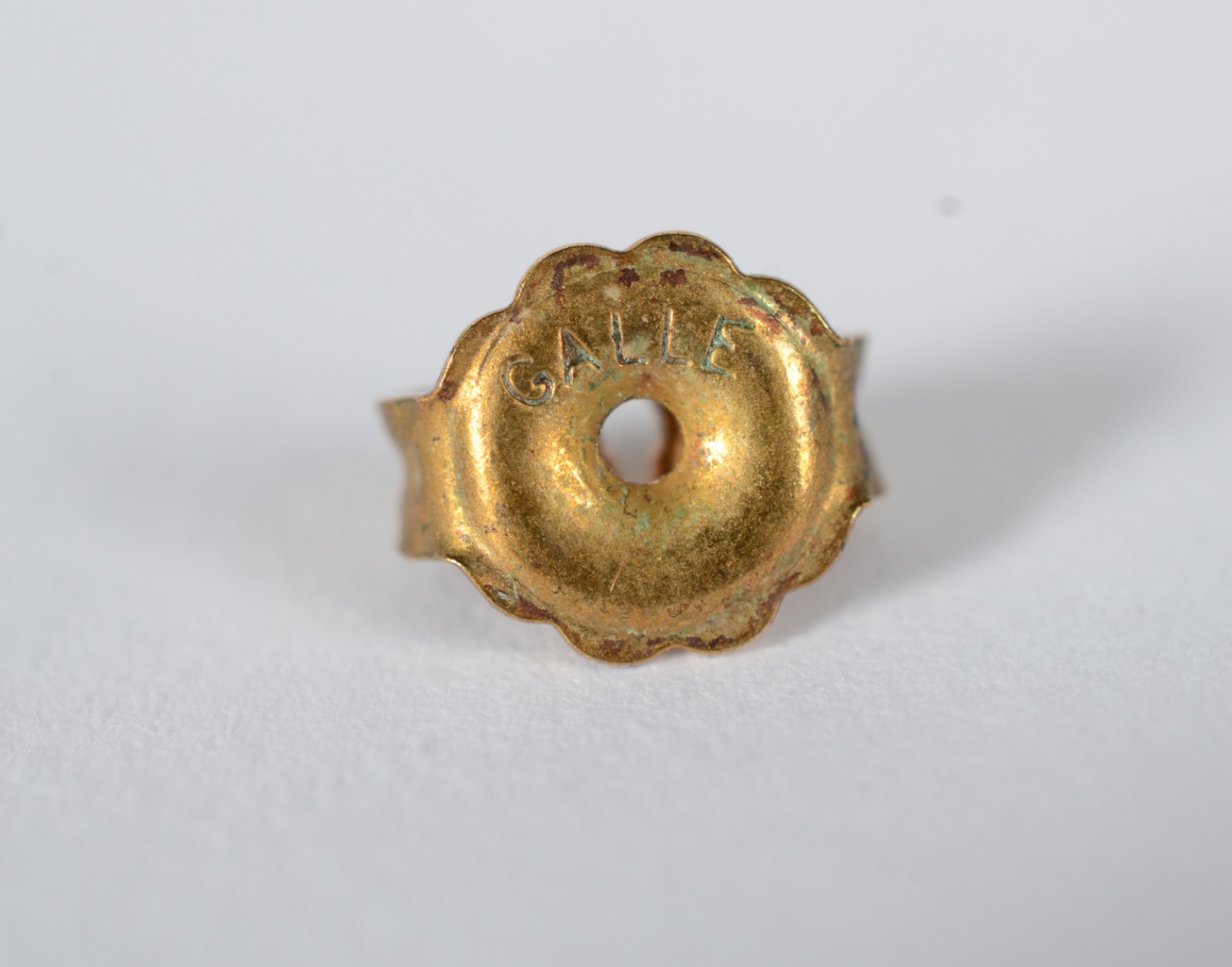 Par de brincos de ouro 18 k com vazados com 1 diamante no centro em... - foto 5 de 6