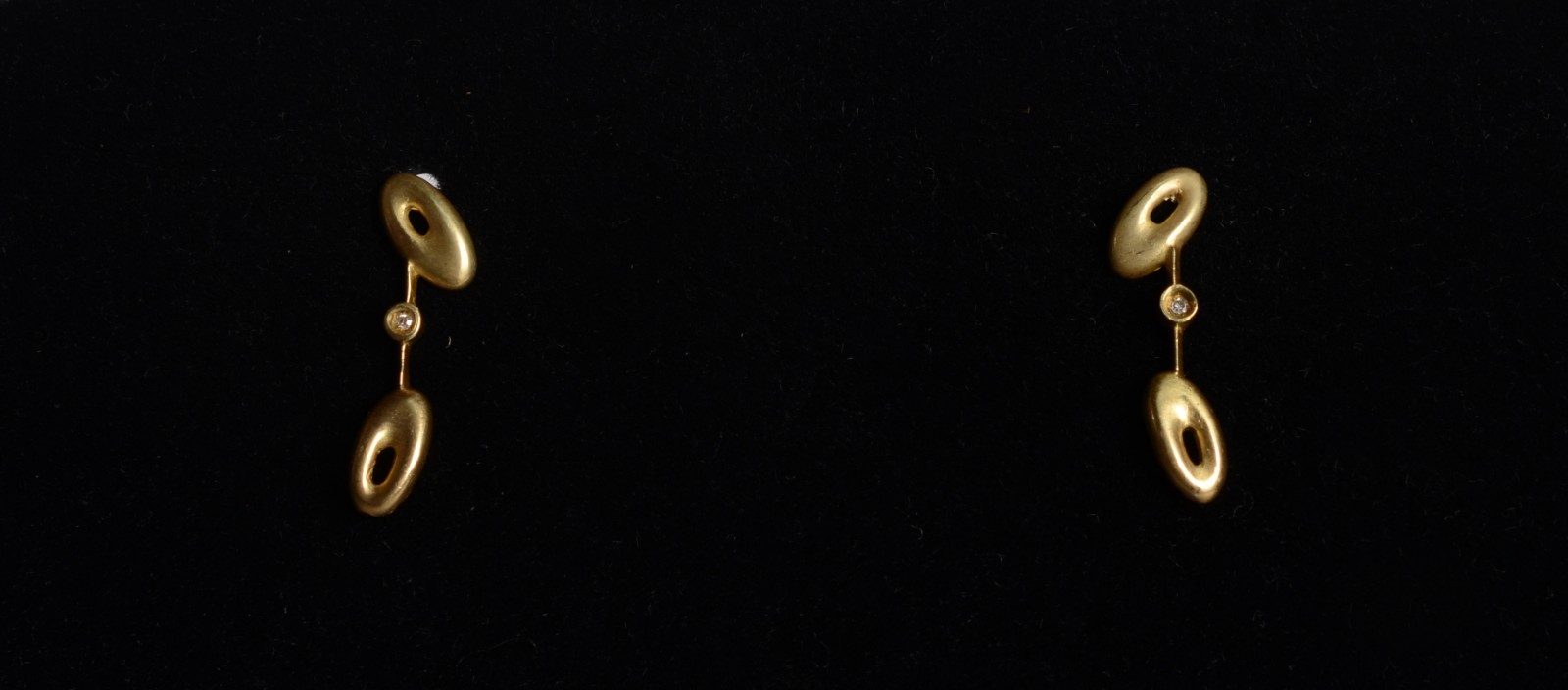 Par de brincos de ouro 18 k com vazados com 1 diamante no centro em... - foto 6 de 6