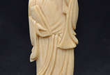 Estatueta de marfim repres.gueixa com leque, al... - Estatueta de marfim repres.gueixa com leque, alt. total 12 cm.