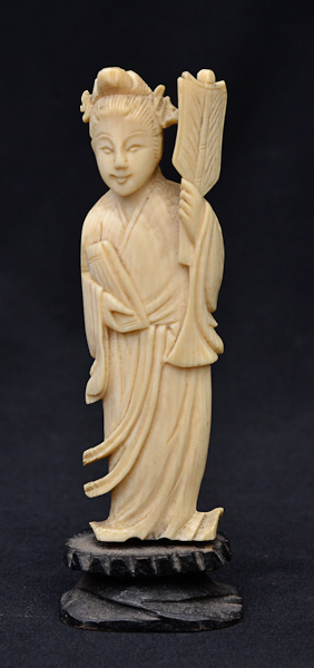 Estatueta de marfim repres.gueixa com leque, alt. total 12 cm.