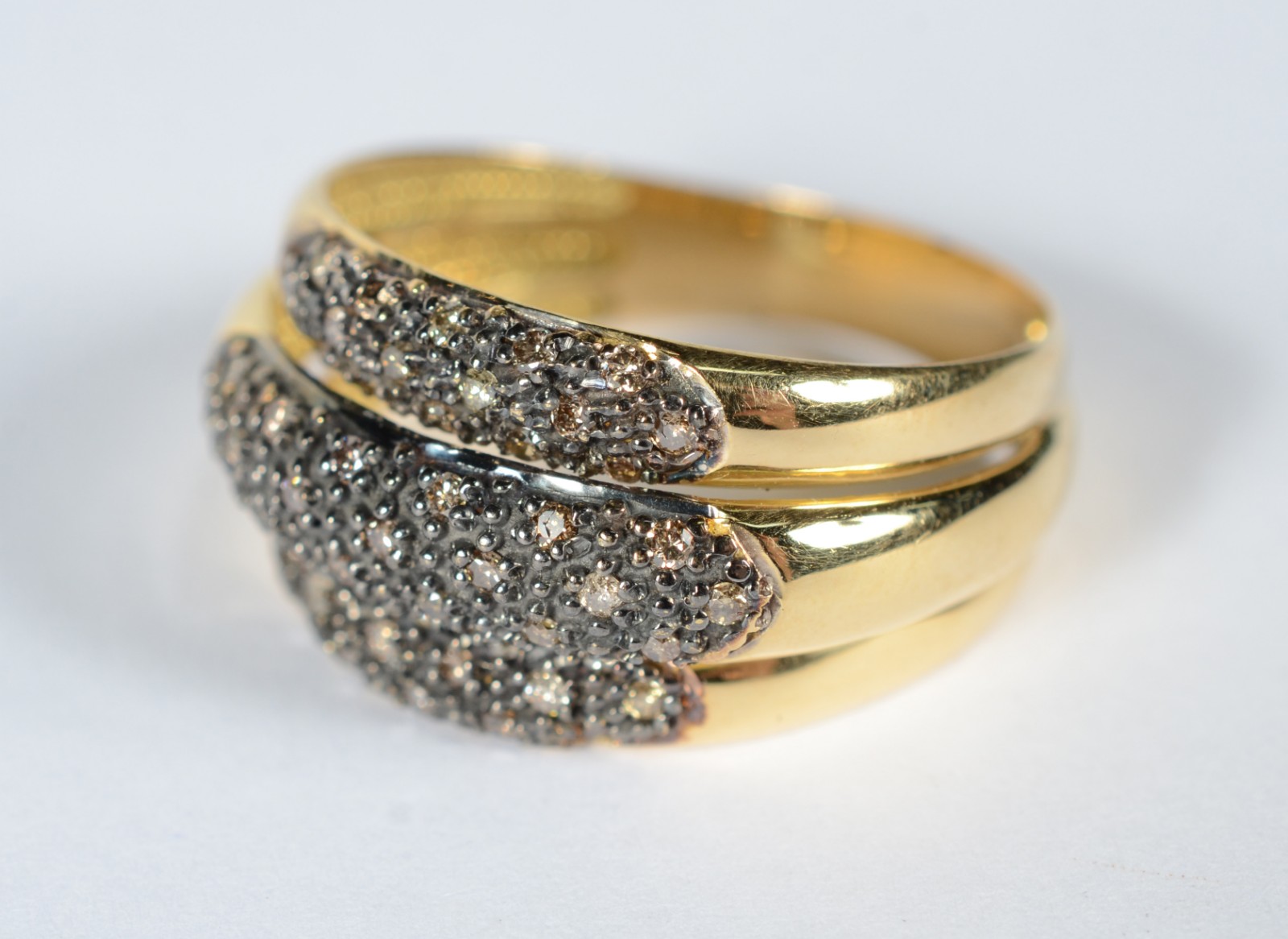 Anel de ouro 18 k, contraste 750 feitio três gomos com 41 diamantes... - foto 1 de 9
