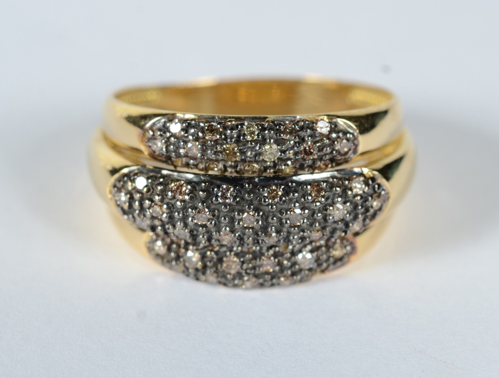 Anel de ouro 18 k, contraste 750 feitio três gomos com 41 diamantes... - foto 2 de 9