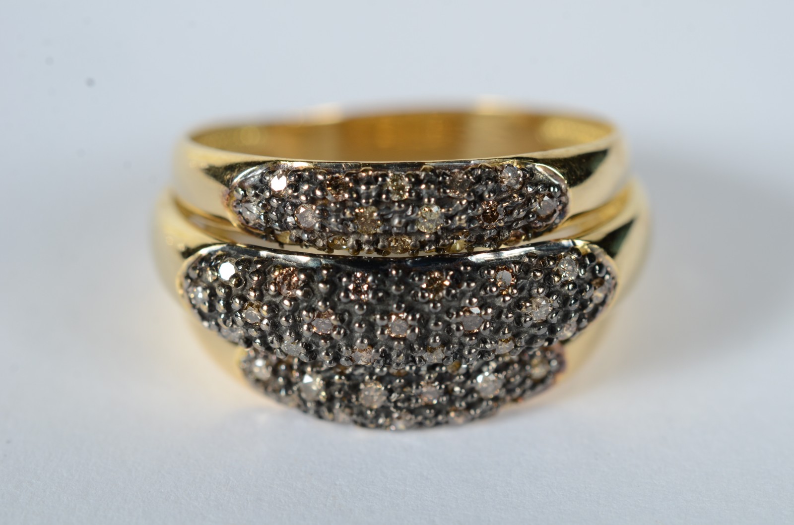 Anel de ouro 18 k, contraste 750 feitio três gomos com 41 diamantes... - foto 3 de 9