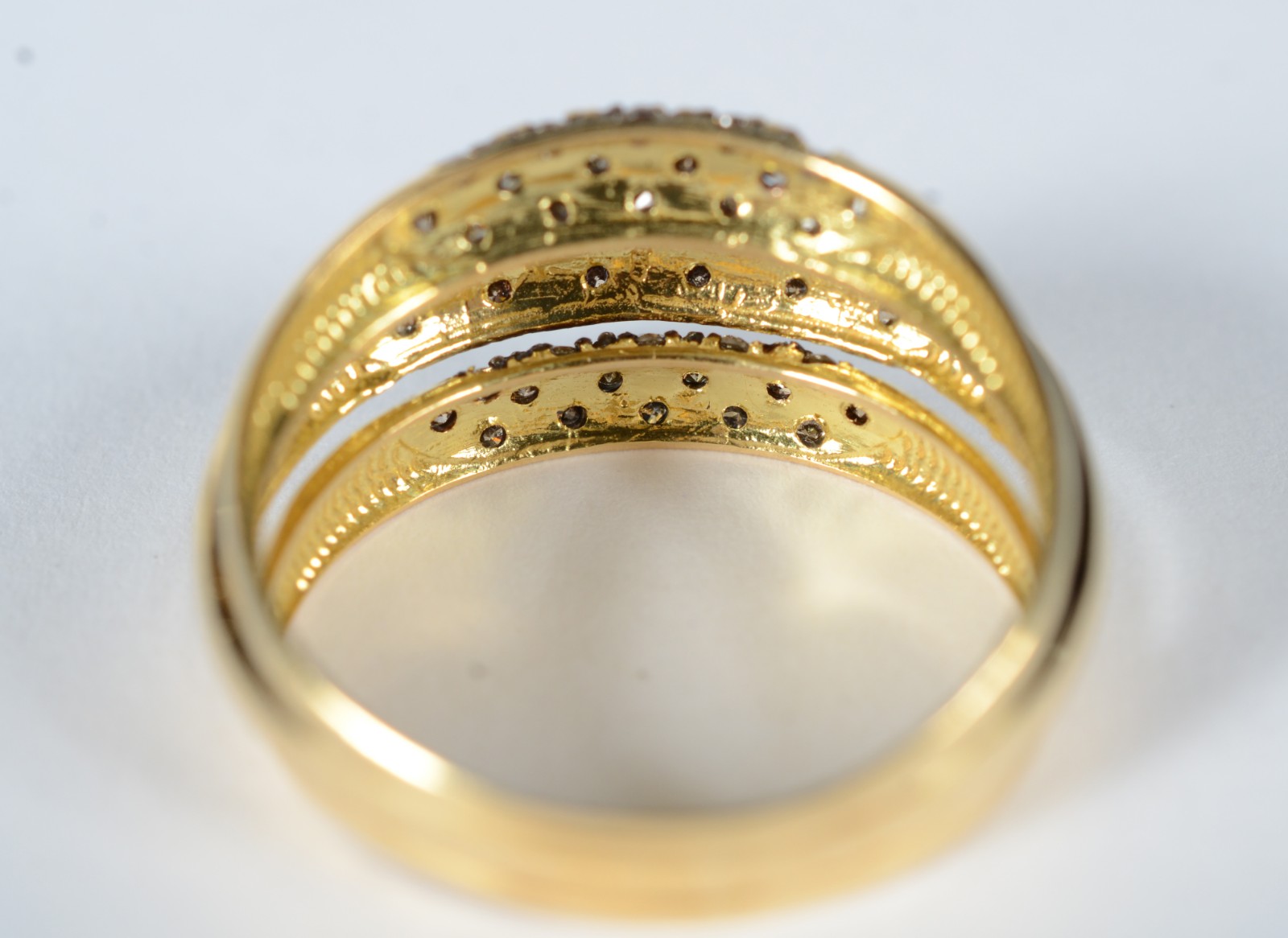 Anel de ouro 18 k, contraste 750 feitio três gomos com 41 diamantes... - foto 4 de 9