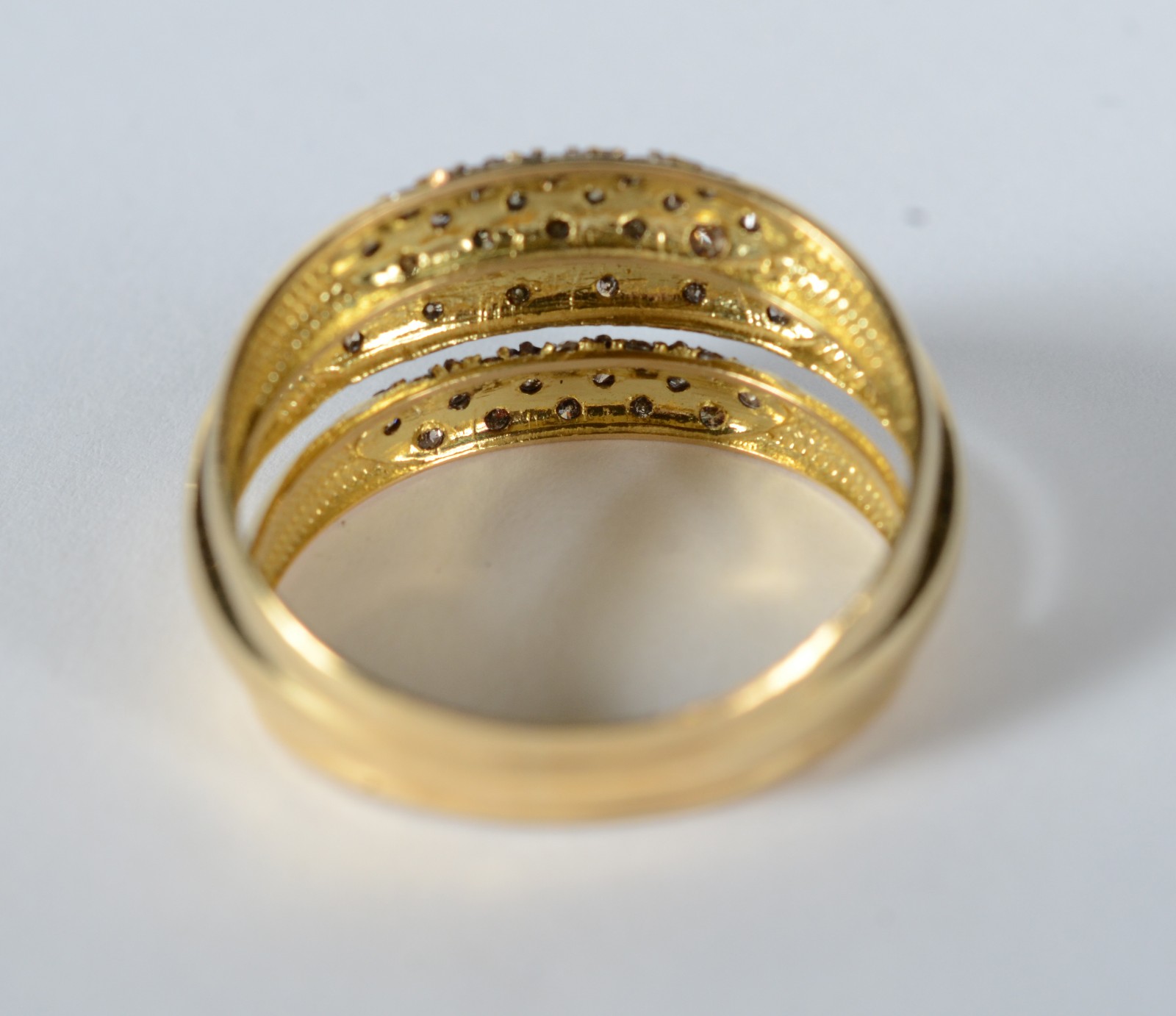 Anel de ouro 18 k, contraste 750 feitio três gomos com 41 diamantes... - foto 5 de 9