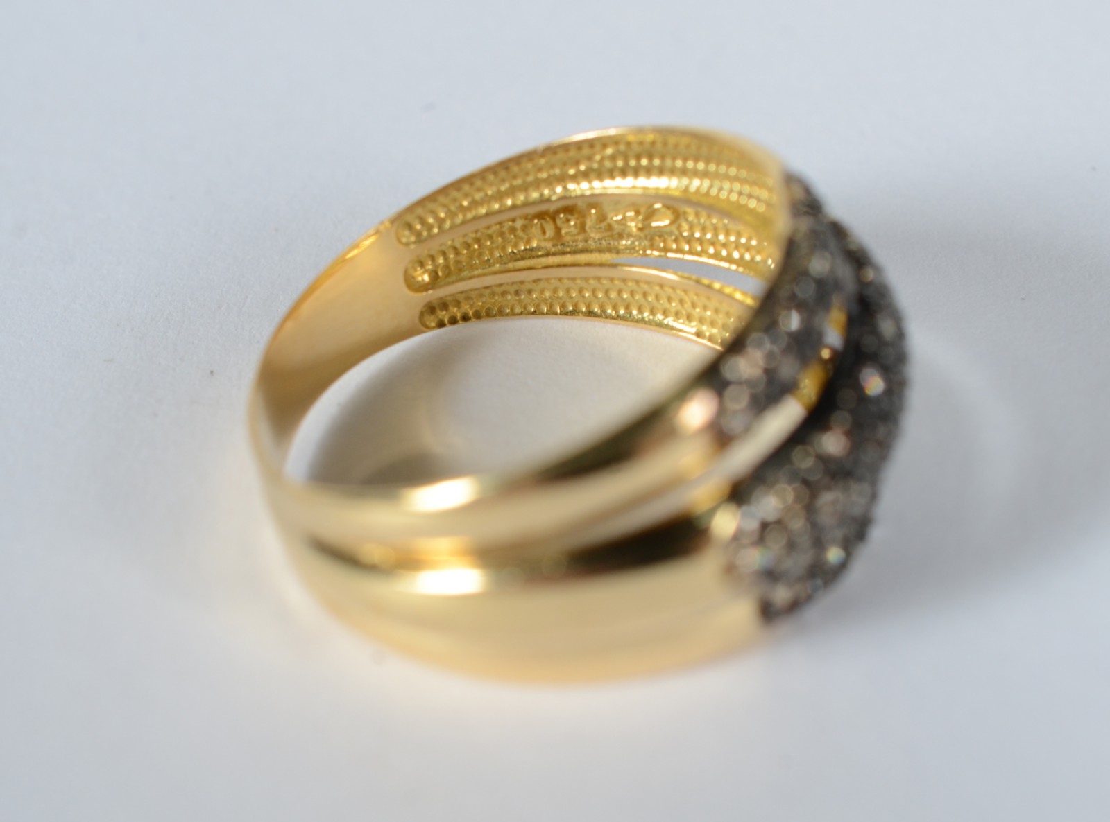 Anel de ouro 18 k, contraste 750 feitio três gomos com 41 diamantes... - foto 6 de 9