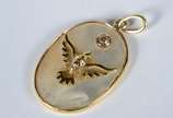 Pendente de ouro 18 k, feitio oval com madre pe... - Pendente de ouro 18 k, feitio oval com madre perola com pomba da Paz e um diamante de 5 cts.  (Por motivos de segurança a peça não se encontra n...