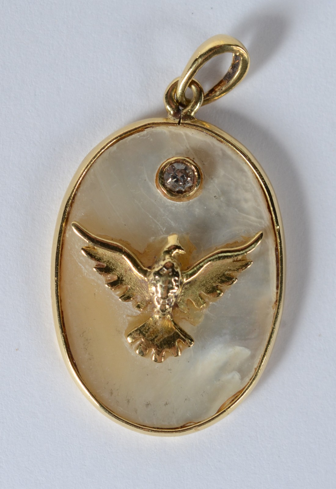 Pendente de ouro 18 k, feitio oval com madre perola com pomba da Paz... - foto 2 de 4