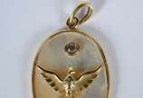 Pendente de ouro 18 k, feitio oval com madre pe... - Pendente de ouro 18 k, feitio oval com madre perola com pomba da Paz e um diamante de 5 cts.  (Por motivos de segurança a peça não se encontra n...