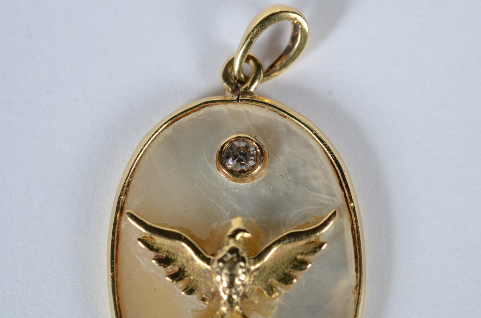 Pendente de ouro 18 k, feitio oval com madre perola com pomba da Paz... - foto 3 de 4