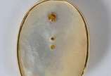Pendente de ouro 18 k, feitio oval com madre pe... - Pendente de ouro 18 k, feitio oval com madre perola com pomba da Paz e um diamante de 5 cts.  (Por motivos de segurança a peça não se encontra n...