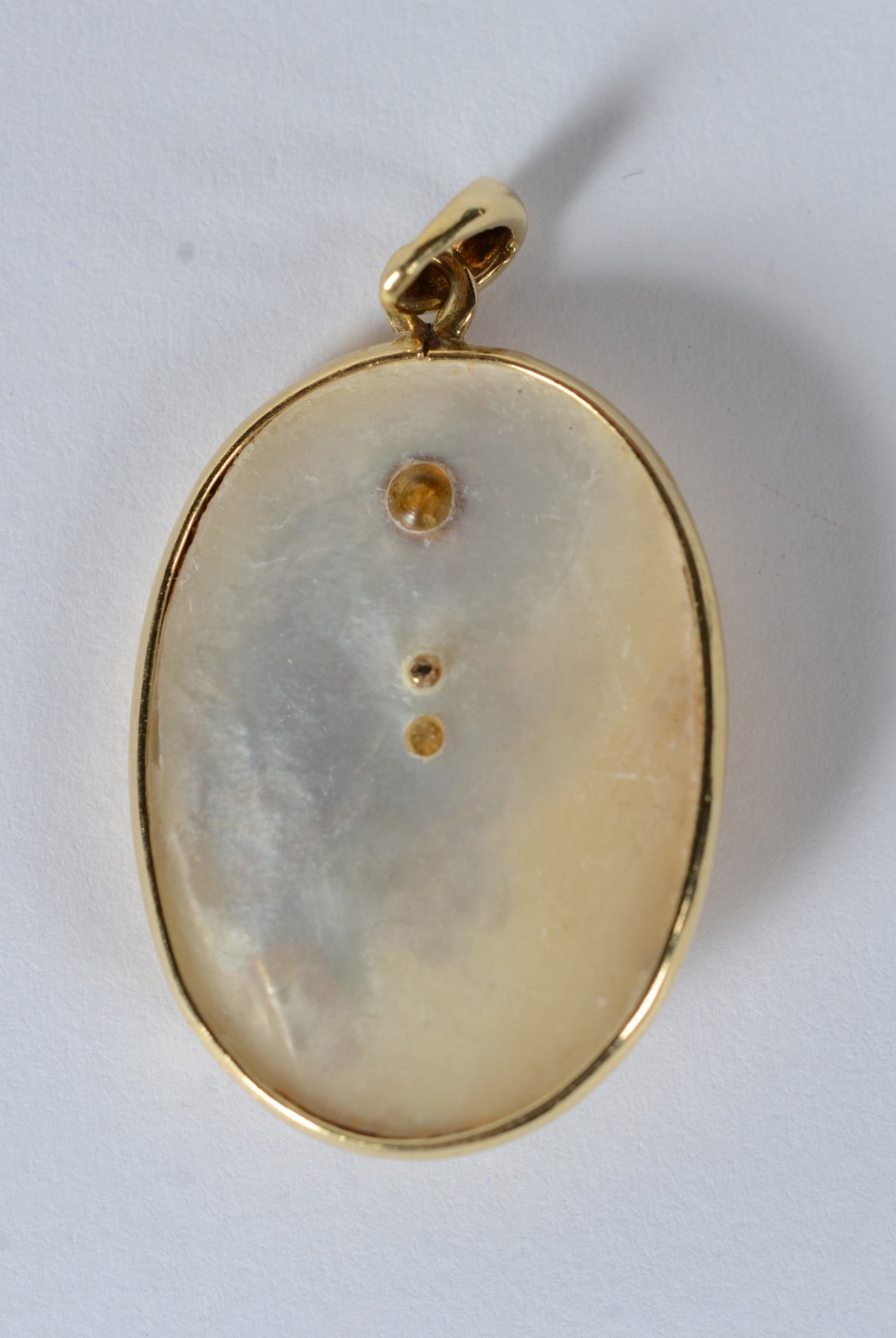 Pendente de ouro 18 k, feitio oval com madre perola com pomba da Paz... - foto 4 de 4