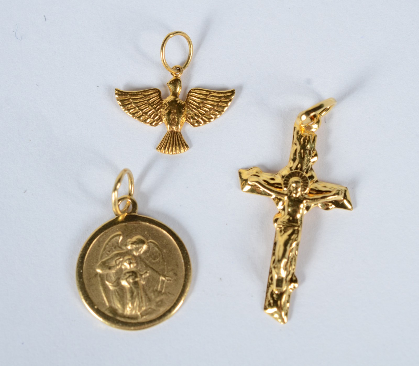 Três pendentes de ouro 18 k, contraste 750, sendo: Cruz com Cristo... - foto 1 de 6