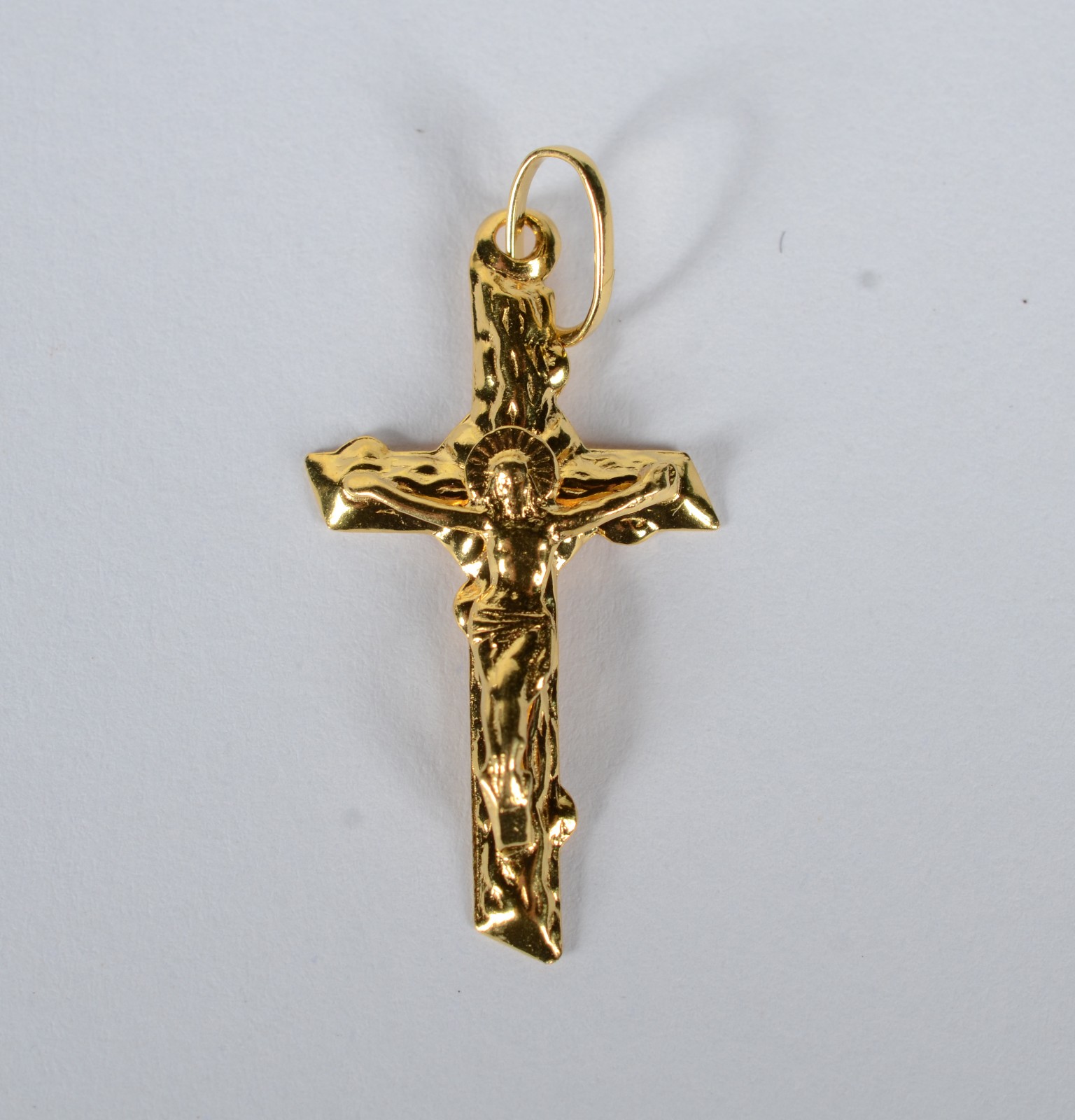 Três pendentes de ouro 18 k, contraste 750, sendo: Cruz com Cristo... - foto 2 de 6