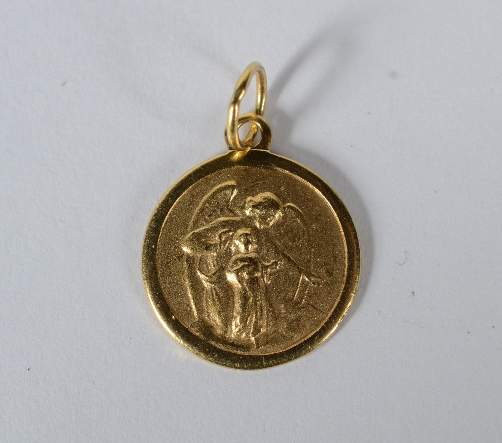 Três pendentes de ouro 18 k, contraste 750, sendo: Cruz com Cristo... - foto 3 de 6